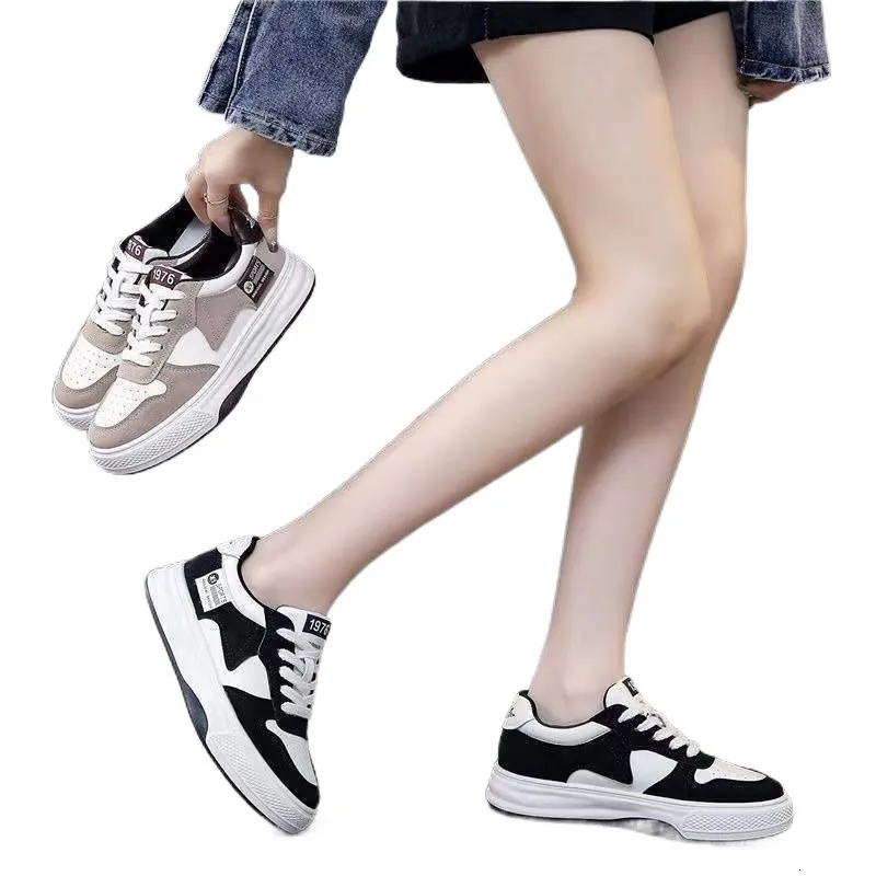 Espesas zapatillas deportivas casuales con soles para mujeres, modernas zapatillas de zapatillas blancas nuevas corriendo