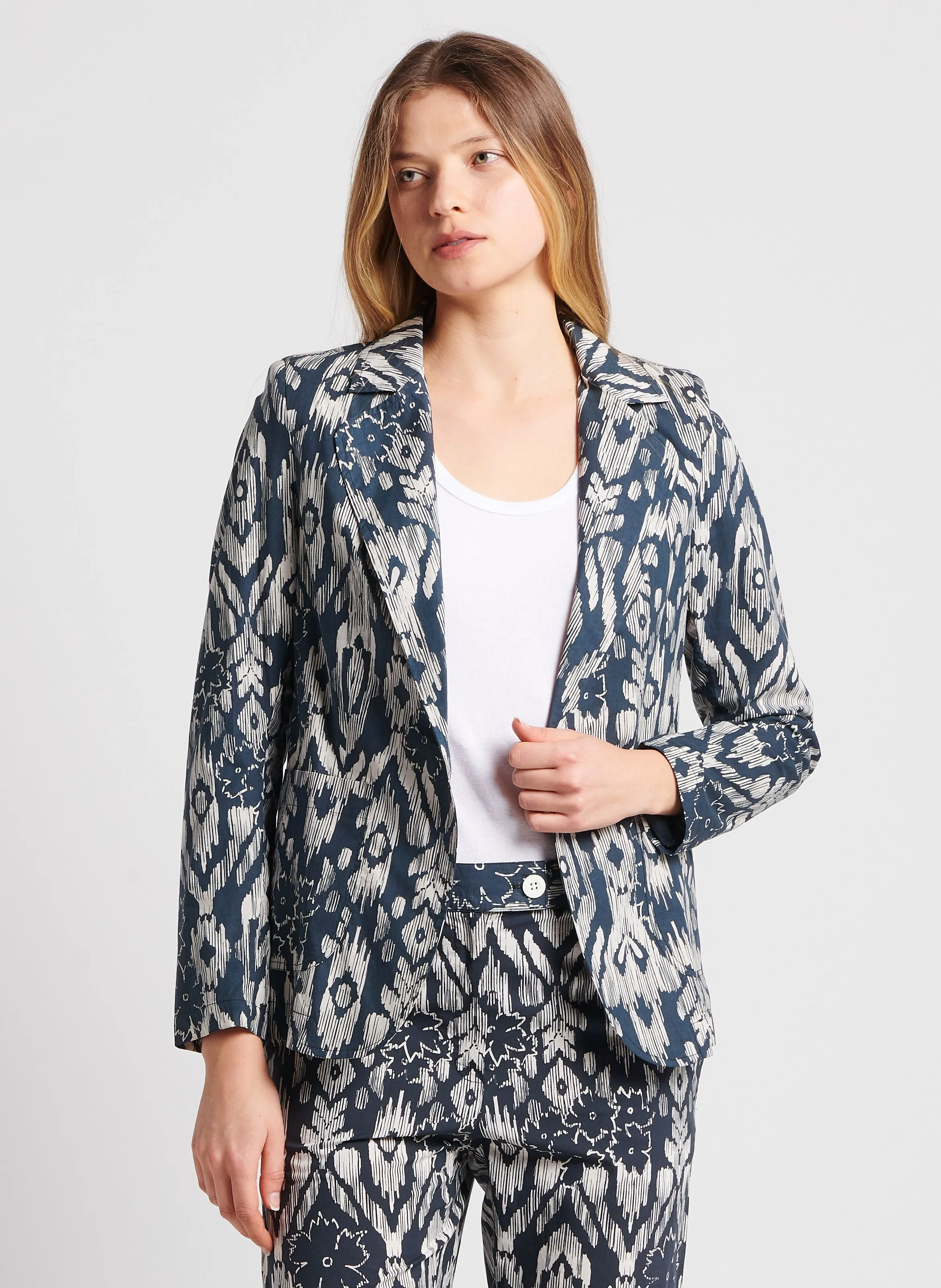 IKAT FLOWER - Chaqueta de algodón con cuello sastre en negro