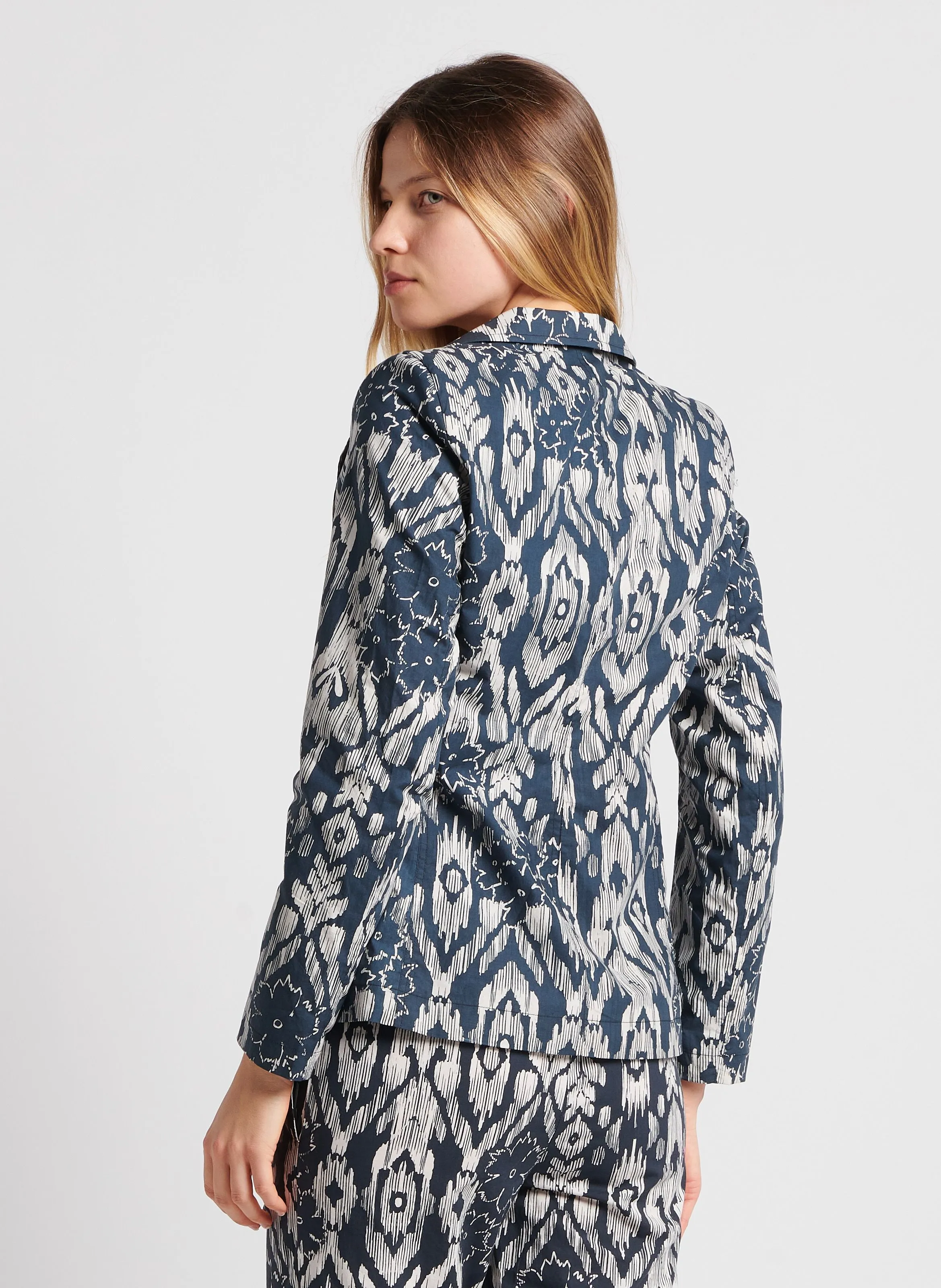 IKAT FLOWER - Chaqueta de algodón con cuello sastre en negro