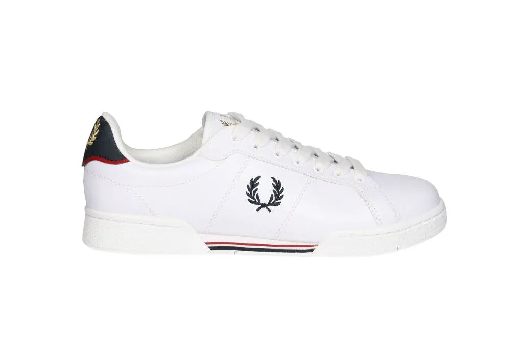 Sneaker Piel Blanco Logo Lateral y Pieza Talon Azul Con Borde Rojo y Anagrama Dorado