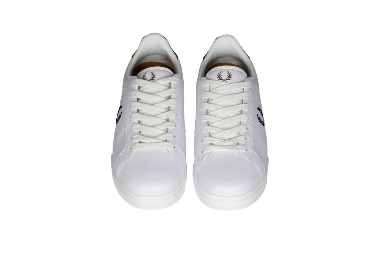 Sneaker Piel Blanco Logo Lateral y Pieza Talon Azul Con Borde Rojo y Anagrama Dorado